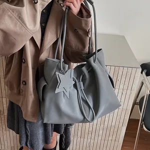 Borsa tote in pelle grigia martellata con coulisse e ciondolo a stella da donna