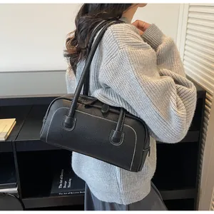 Borsa bowling retrò in pelle nera con cuciture bianche a contrasto e grana litchi