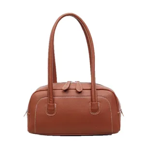 Borsa bowling in pelle marrone con cuciture bianche a contrasto e doppia zip