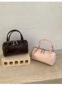Détails du cuir ciré et des fermetures éclair doubles sur les sacs Boston vintage