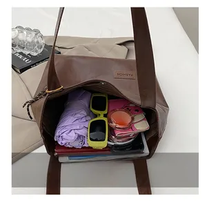Vue de dessus du sac cabas en cuir marron montrant sa grande capacité interne