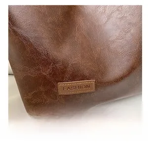 Gros plan sur la texture en cuir marron vintage et l'étiquette de mode du sac