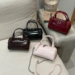 Sac Boston à la Mode en Cuir PU Ciré Rétro pour Femmes Sac à Main Cylindrique avec Chaîne Sac Bandoulière Quotidien Polyvalent