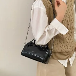 Sac Boston vintage en cuir ciré noir avec bandoulière chaîne et logo MUHETI