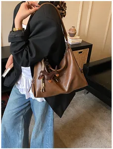 Vue détaillée du sac porté épaule marron en similicuir avec charme de teckel