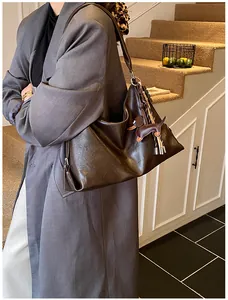 Grand sac hobo marron foncé avec accessoire de charme en forme de teckel