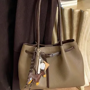 Damen Große Kapazität Litschi Muster PU Leder Tragetasche Vintage Casual Schultertasche Mit Hunde Anhänger Für Den Alltag