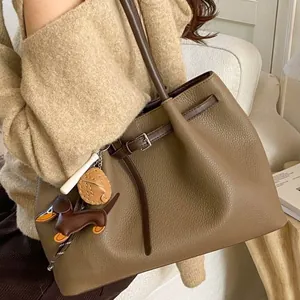 Khaki Leder-Tote-Tasche im Retro-Look mit braunen Riemen und Dackel-Anhänger-Detail