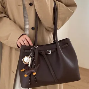 Dunkelbraune Retro-Tasche mit Litschimuster, Anhängern und zwei Schultergurten