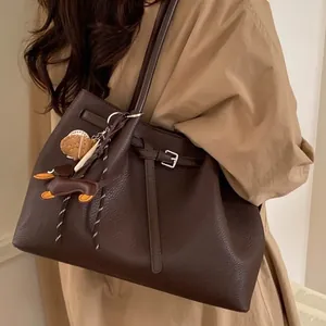 Retro braune Tragetasche aus Litschi-Leder mit Hundeanhänger für Herbstmode