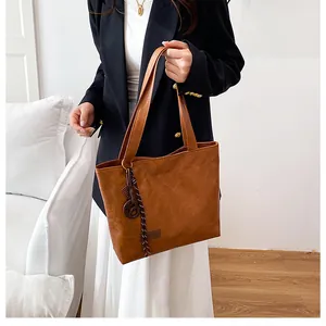 Détail d'un cabas marron vintage avec texture en cuir et petite étiquette mode