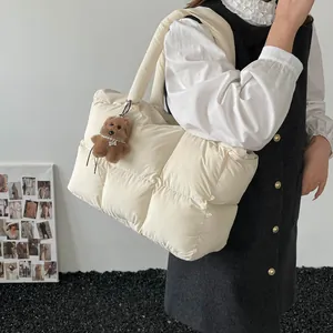 Κομψή μπεζ καπιτονέ τσάντα puffer με λούτρινο αρκουδάκι για το φθινόπωρο και τον χειμώνα