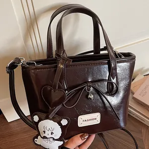 Retro dunkelbraune Beuteltasche für Damen mit Schleife und süßem Teddybär-Anhänger