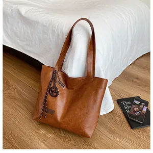 Gros plan du cabas marron vintage avec étiquette mode et accessoire tressé
