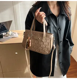Détail du sac à main matelassé beige en similicuir avec pendentif en perles de bois