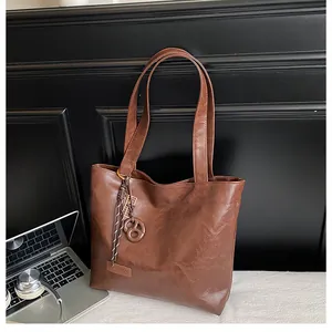 Vue détaillée du sac cabas marron en similicuir texturé avec logo fashion embossé