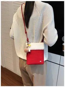 Détail du sac de Noël rouge en velours avec bordure en fausse fourrure et breloques