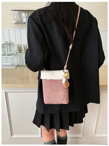 Sac bandoulière rose en similicuir avec bordure en polaire blanche et breloques étoiles
