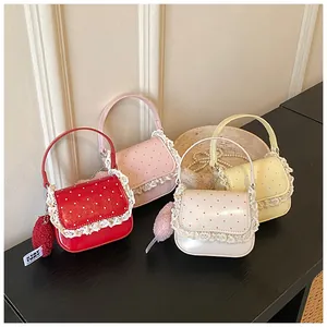 Détail de sacs bandoulière doux à bords en dentelle en quatre couleurs avec pompons