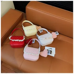 Détails de sacs pour filles colorés en rouge et jaune avec dentelle et charms cœur