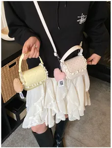 Vue détaillée du mini sac bandoulière à pois avec dentelle et pendentif cœur
