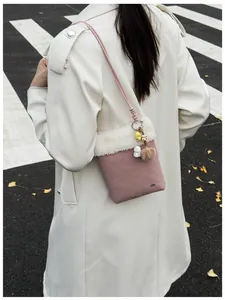 Détail du sac bandoulière rose avec bordure en peluche blanche et pendentifs étoile