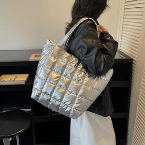 Borsa tote trapuntata argento con finitura metallica mostrata in stile di vita