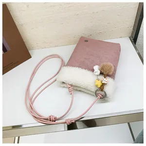 Sac bandoulière en suédine rose avec bordure sherpa blanche et breloques mignonnes