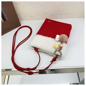 Détail du sac à bandoulière en peluche bonnet de Noël avec breloques étoiles et lanière rouge