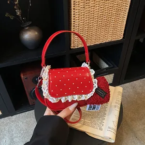 Mini Sac Bandoulière Doux à Pois avec Bordure en Dentelle pour Filles Femmes Cuir PU Sac à Main Mignon avec Pendentif Coeur