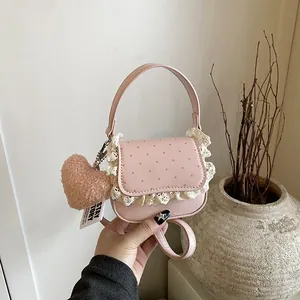 Mini sac bandoulière rose avec pois, bordures en dentelle et pendentif cœur