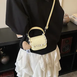 Sac à main jaune à pois avec bordure en dentelle et breloque cœur en peluche douce
