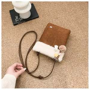 Vue détaillée du sac bandoulière hivernal en daim marron et garniture en fausse fourrure