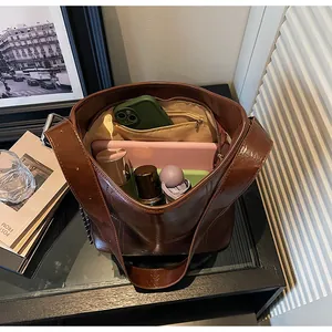 Innenansicht der Vintage-Leder-Eimertasche mit großem Fassungsvermögen und Mehrschichtfach