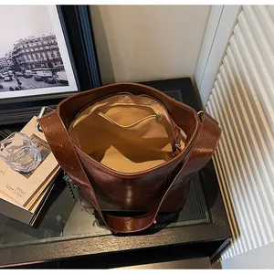 Detailaufnahme der braunen Ölwachsleder-Tasche mit Innenfutter und Reißverschlussfach