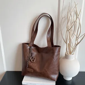Sac Fourre-Tout Grande Capacité en Cuir PU pour Femmes Sac à Épaule Navetteur avec Surpiqûres Rétro et Pendentif Mode