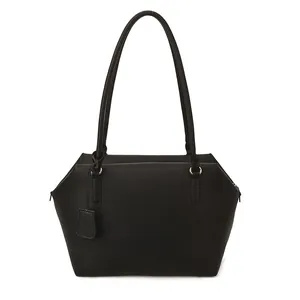 Détail d'un sac cabas noir avec texture en cuir grainé et garnitures en métal argenté
