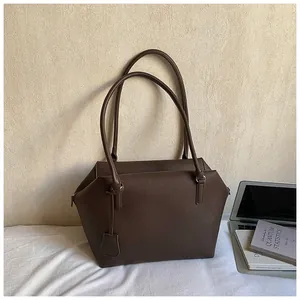 Détails du sac fourre-tout marron foncé en cuir grainé avec fines anses élégantes