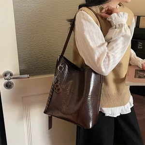 Retro kaffeebraune Shopper-Tasche aus Wachsleder mit geprägten Buchstaben für Damen im Alltag