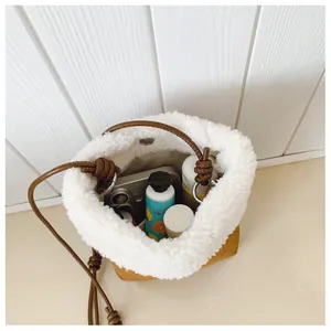 Vue de dessus de la capacité intérieure du sac en peluche avec téléphone et crème mains