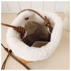 Vue détaillée du sac seau en peluche avec fermoir magnétique et structure intérieure