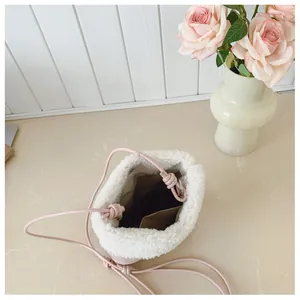 Vue détaillée du sac en polaire rose avec bordure en fausse fourrure blanche