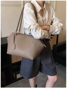 Détail de la texture litchi sur le grand sac cabas en cuir kaki pour usage quotidien