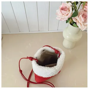 Vue intérieure du sac seau en daim rouge avec bordure en peluche blanche et cordon