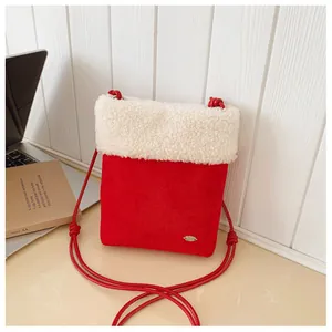 Détail du sac en daim rouge avec bordure en polaire blanche et bandoulière nouée