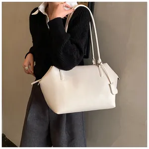 Détail du sac cabas en cuir grainé blanc cassé avec longues anses et fermeture éclair