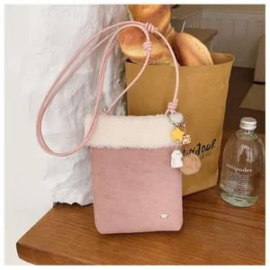 Détail du sac à bandoulière rose avec bordure en peluche blanche et breloque étoile