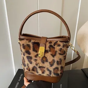 Trendy luipaardprint pluche emmertas met bruin lederen bies en gouden sluiting