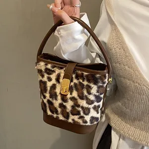 Bucket bag met luipaardprint van imitatiebont met bruin leer en gouden sluiting