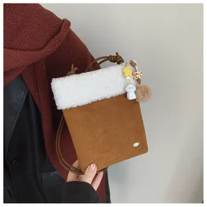 Détail du sac bandoulière en daim avec bordure en peluche et breloques étoile mignonnes